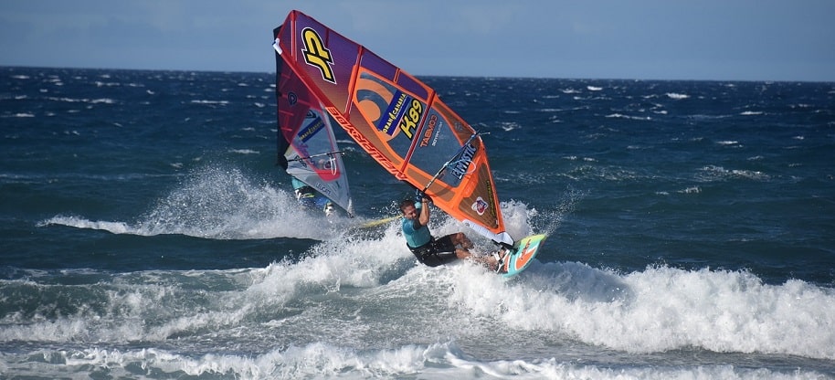 Windsurfen auf der Ostsee unter Freunden. Wassersport auf der Insel Poel bei Wismar.